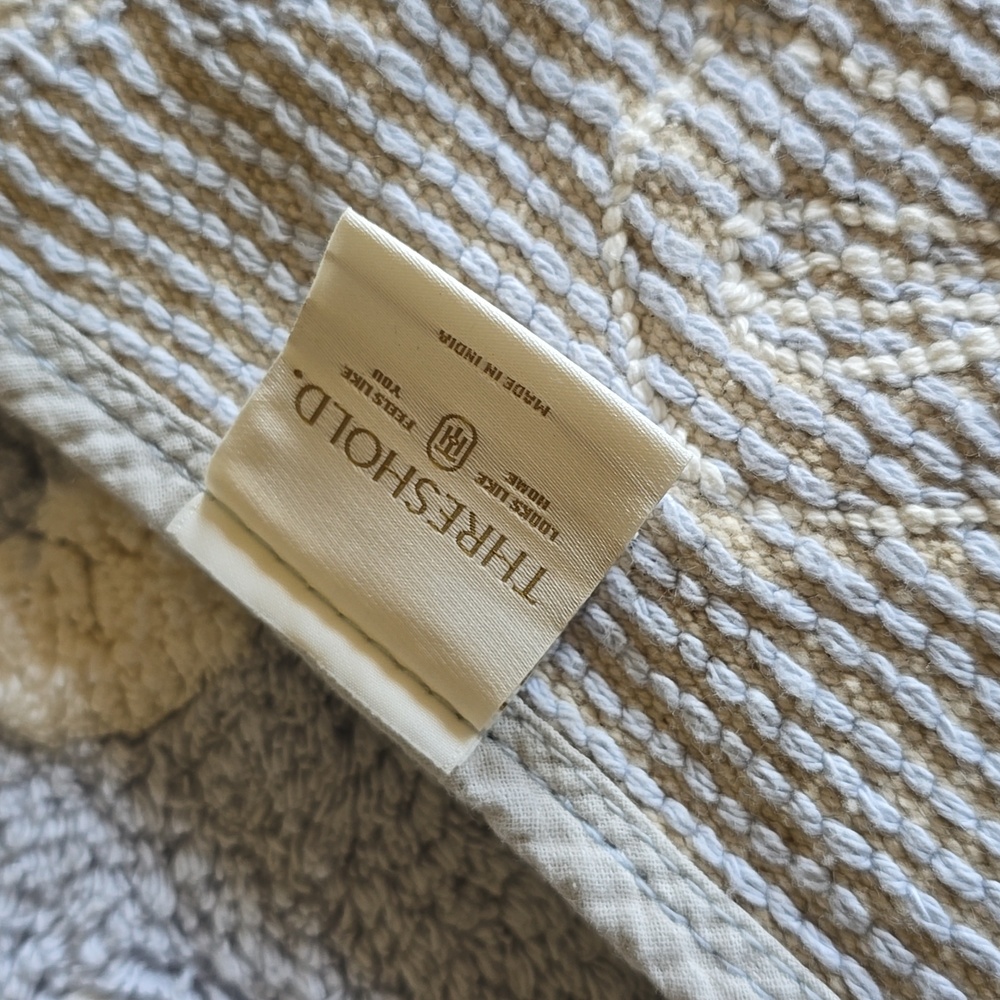 Threshold Bath Rug Rabbit floral 17×24 - Picture 4 of 6